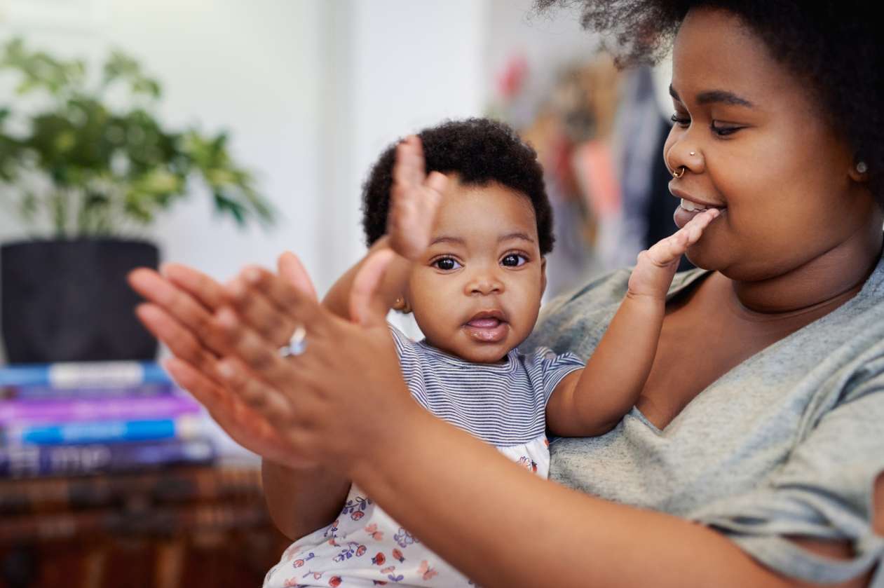 baby mom clapping